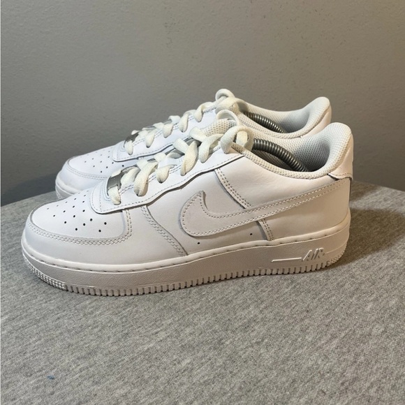 Nike Air Force 1 LE GS 'Triple White' Size 7Y/Women's Size 8.5 DH2920 111 - Picture 3 of 5